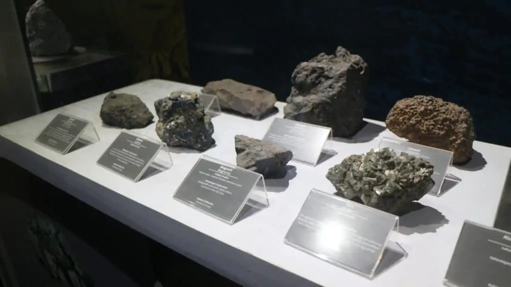 Sedimentary vs. Igneous Rocks: Differences & Similarities